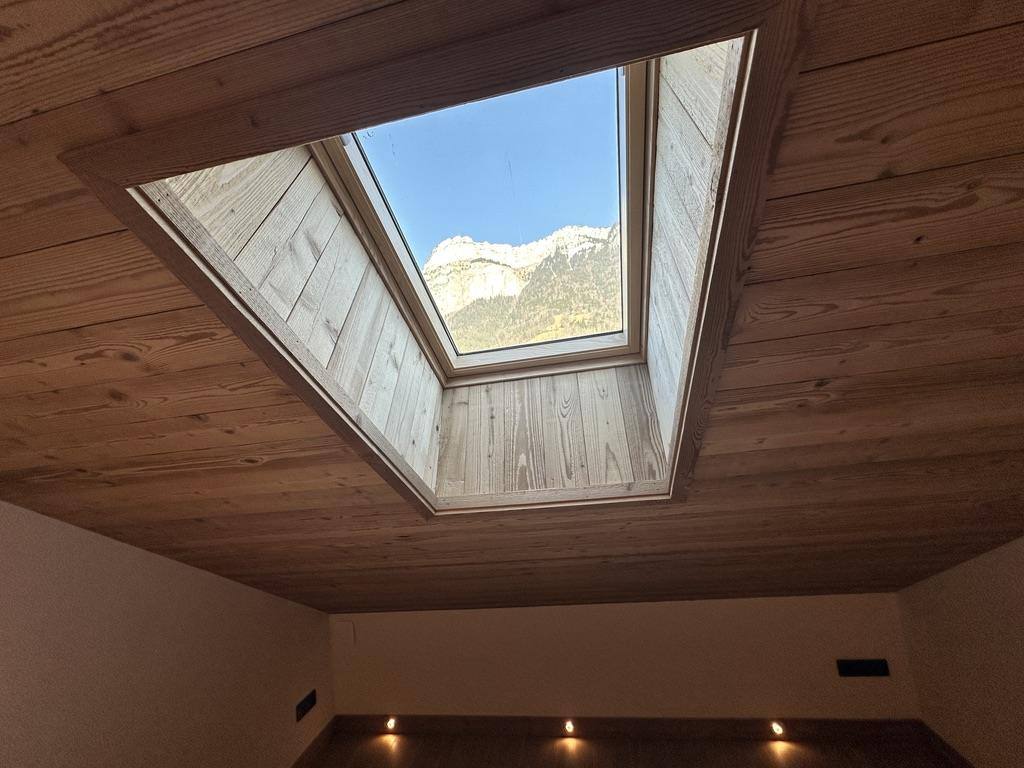 Timber-lined roof window