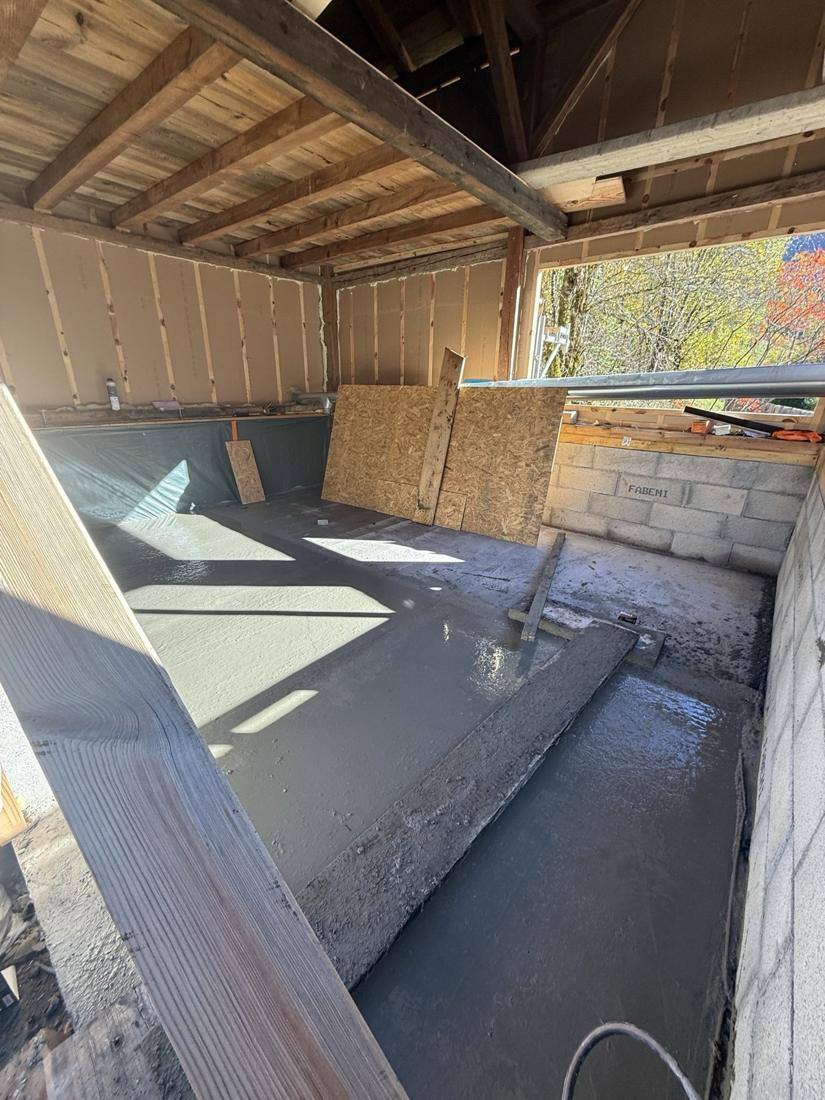 Pouring the screed