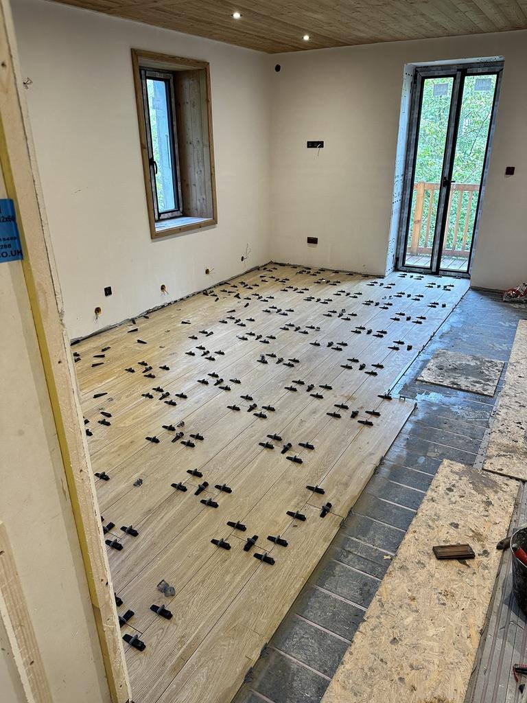 Laying wood-effect tiles